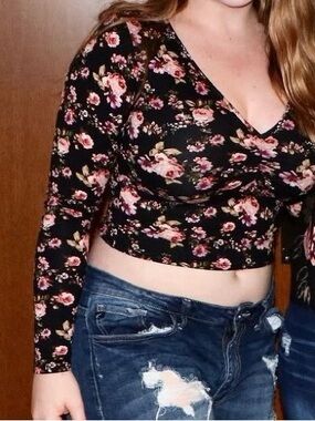 Forever 21 Black Floral Twist-Front Long Sleeve Crop Top